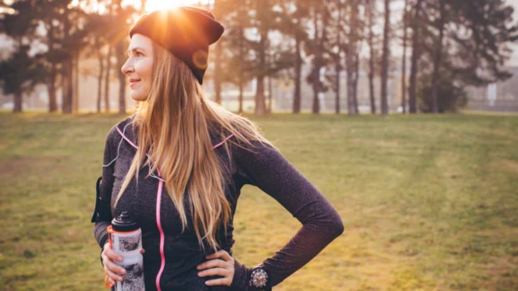 不是狂流汗、也不是不吃晚餐，哈佛研究證實：天氣冷更好瘦的真正關鍵是「這3件事」