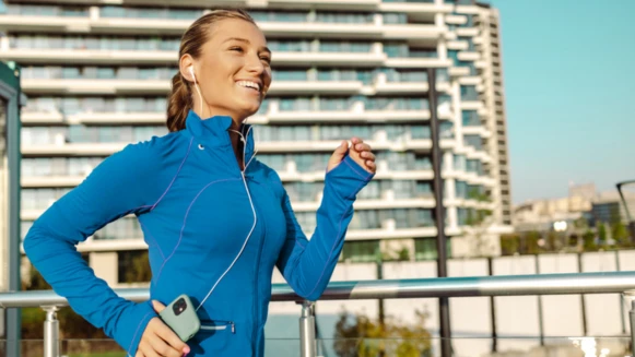 日本爆紅的「江戶跑」是什麼？一種窘窘又賊賊的側身跑步法，真的更省力又適合女性嗎？來聽聽專家怎麼說！