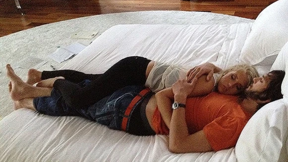 剛交往就劈腿？艾希頓庫奇 2012 年「床照外流」事件始末，女主角竟是瑞典化妝師