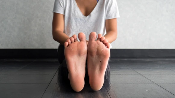 天氣冷腳跟著冷到睡不著？專家推薦女性必做「8招腳趾運動」暖宮、瘦腿、改善循環都很有效！
