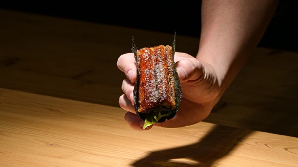 高雄預約困難餐廳「鮨毅」，以七成熟食翻轉 Omakase 的刻板印象：鴨肝牛肝菌炊飯、靜岡白鰻打造屬於南方的季節餐桌