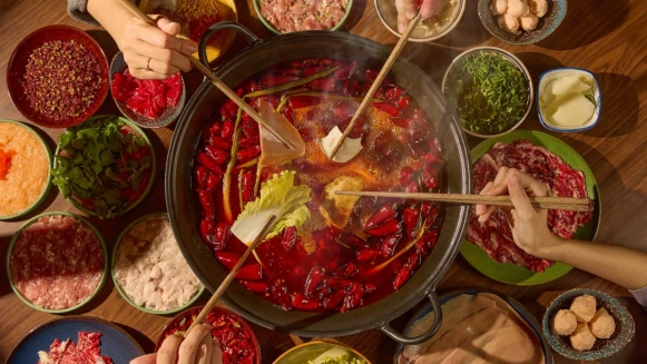 成都火鍋傳奇「馮校長老火鍋」1/3正式登臺！主打三輕三重哲學：復刻正統川味、招牌紅寶石鴨血、限量現切台灣牛必點推薦