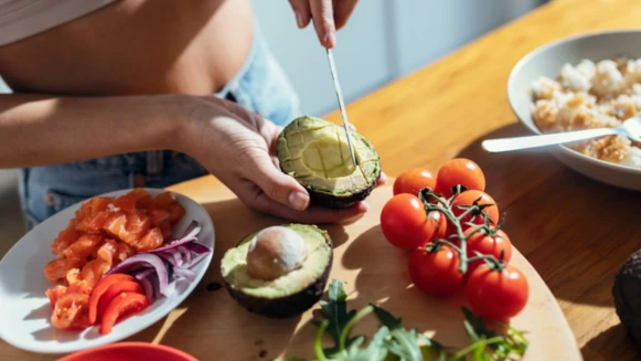 最新美國《2025–2030膳食指南》大翻盤！：倒置食物金字塔回歸、蛋白質躍升C位、「這個食品」被點名全面退場！