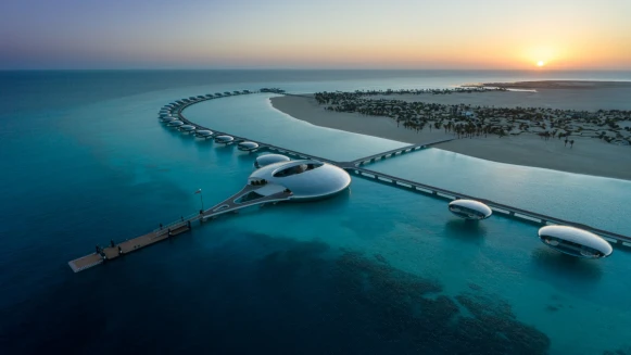 住進紅海的未來場景！「Shebara Resort」以鏡面吊艙打造海上珍珠，透過反射建築與永續設計重組島嶼度假空間