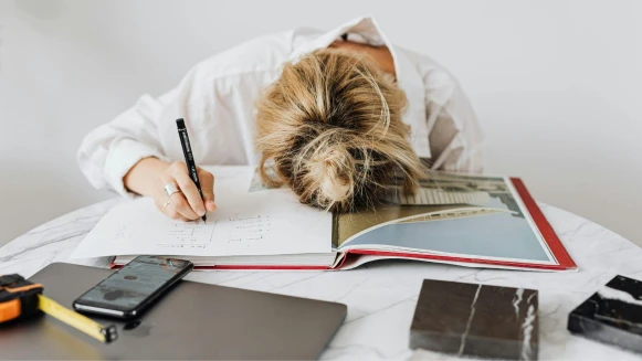 記憶力與工作能力退步？醫師提醒若有這4大徵兆，恐怕與早發性失智症有關