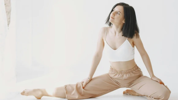 「蛙式伸展」有效舒緩髖關節緊繃：7步驟釋放深層壓力、改善下半身循環 兩週實測心得公開