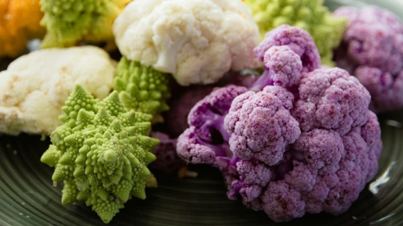 「台農一號紫花椰菜」是最夢幻的超級食物！花青素高過綠花椰、更抗老、膳食纖維更強大，3道零失敗食譜必收