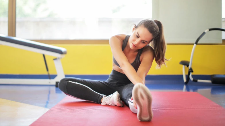 英國專業教練激推5組「微型皮拉提斯」訓練:低衝擊卻高效燃脂,無需器械、空間小,花10分鐘就能練出臂肌與腹肌