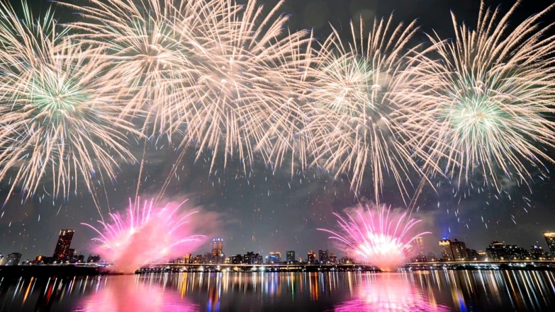 2025大稻埕煙火8/30攻略！480秒花火、最佳觀賞位置、雙舞台卡司一次看