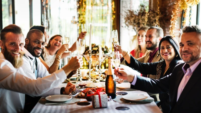 職場聚餐不想去？快學「三段式好感說話術」，拒絕不失禮，還能維持好人緣