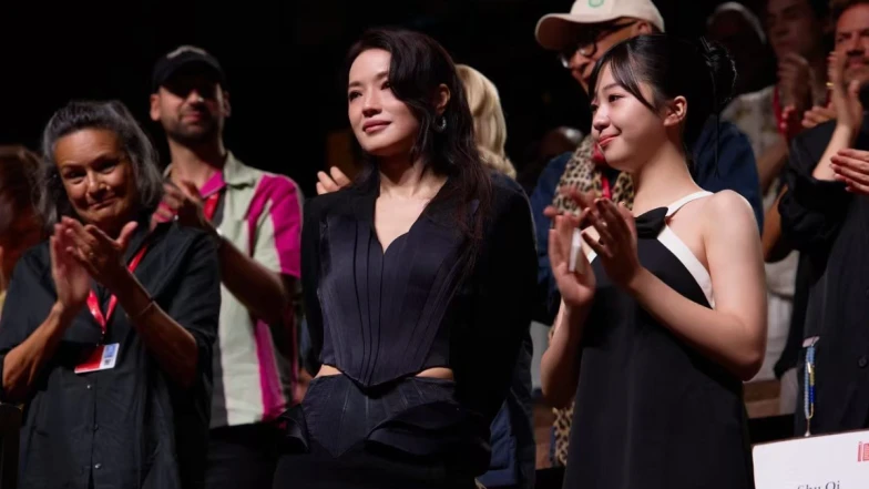 舒淇執導《女孩》威尼斯影展世界首映激動落淚!全場起立鼓掌長達15分鐘,直言「很擔心自己沒把工作做好」