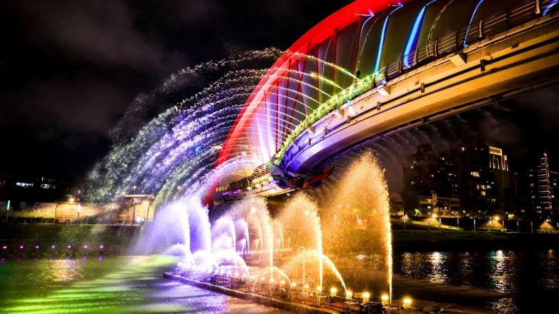 2025台北水舞嘉年華回歸!4大亮點、時間、地點、交通全攻略,120米雙水幕震撼視覺