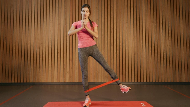 比走路更有效？「側向彈力帶行走」英國美麗佳人編輯實測7天：喚醒臀中肌、提升膝髖穩定，簡直翹臀瘦腿神招