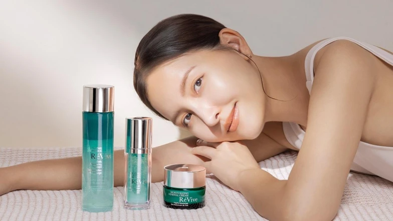 保養不是越多越好！肌膚真正渴望的是降躁不堆疊， RéVive引領『光學養膚』新世代 凝聚三大經典，一夜成就煥透亮肌！