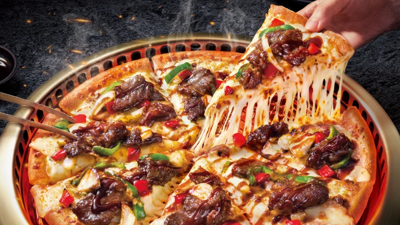 達美樂 X 胡同燒肉最強聯名！「秘醬嫩牛燒肉披薩」登場，3大超值套餐搶先看