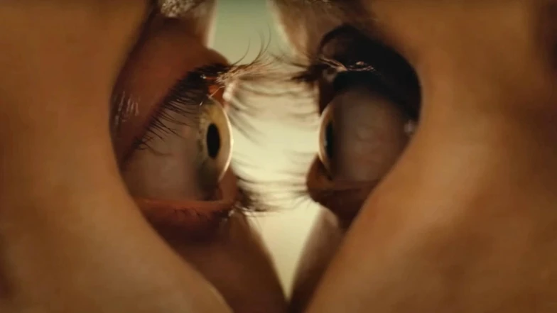 《永遠在一起》：用肉體恐怖描繪心靈惶恐，轉譯那些與愛情有關的種種矛盾