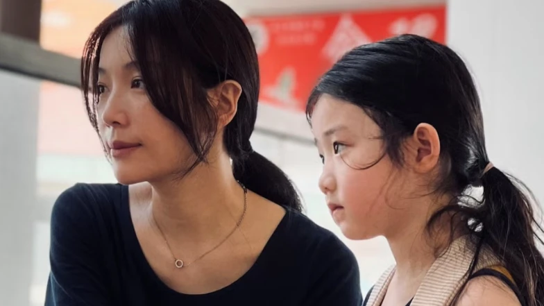 《左撇子女孩》為什麼能勇奪金馬9項入圍？8大看點+影評：夜市成為人生縮影，拍出台灣母女的真實告白