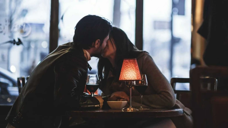 塔羅占卜｜身邊有人在偷偷暗戀或關注你嗎？他是誰？怎麼想的？