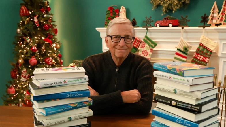 比爾蓋茲2025聖誕書單5本推薦：《明亮燦爛的你》超療癒小說、《當每個人都知道其他人知道》揭溝通秘密