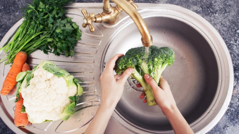 花椰菜真的好難洗！專家告訴妳「最容易被忽略的細節」、最佳清潔步驟和健康吃法，請筆記！