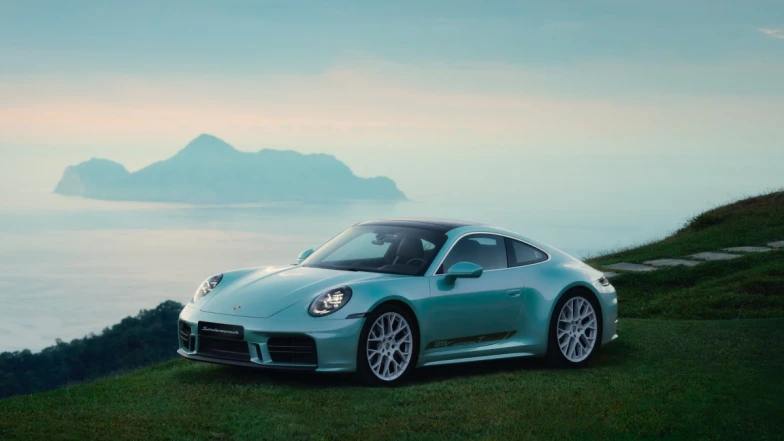 如果臺灣是輛車？保時捷以此為命題打造 911 Carrera T「Formosa」，汲取海洋、岩岸與山色重新組合島嶼風景