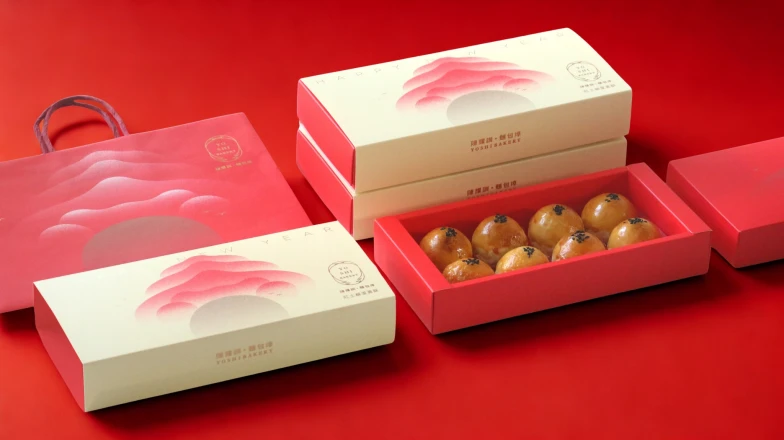 「陳耀訓」紅土蛋黃酥春節禮盒開搶，絕美春字造型曝光，包裝秒變賀年卡