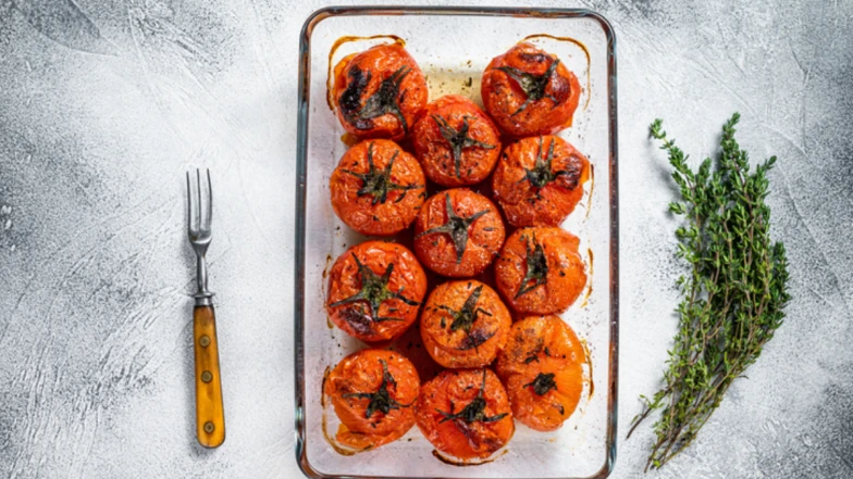 別再啃生冷的番茄了！冬季暖呼呼的抗氧化炸彈「烤番茄」吃了脾胃暖、氣色也亮，營養吸收率最高的美味做法來了