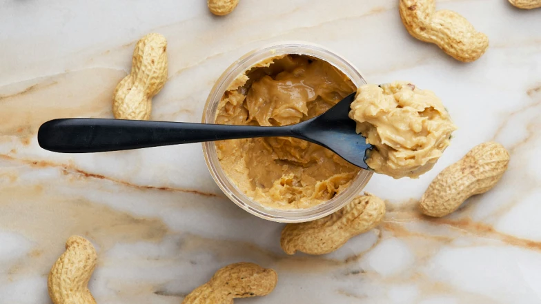 怕胖又怕黃麴毒素？高允貞減脂、姚琛補優質脂肪都吃「花生醬」！選購3原則、保存重點＋5種不膩吃法學起來