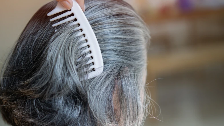 白髮真的有可能逆轉嗎？科學研究揭露壓力、幹細胞與色素回復的關鍵線索