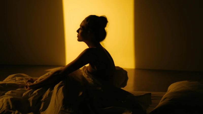 半夜經常被潮熱盜汗”烤醒” 然後好難睡？5個飲食技巧+4個生活習慣幫妳涼下來，女生一定要知道！