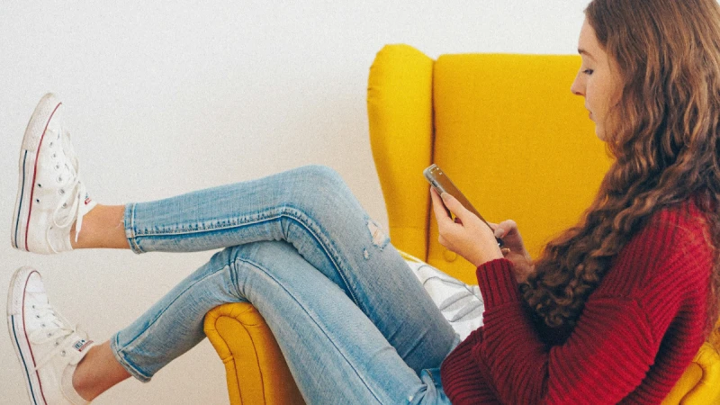 邊滑手機邊偷偷瘦的5組動作 持續練2週 緩解腰背僵硬、改善下肢水腫還能提振精神