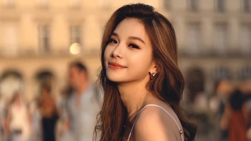 「在快節奏裡，活出自己的步調。」 艾莉絲Iris的純淨哲學，讓女人在真實裡閃光