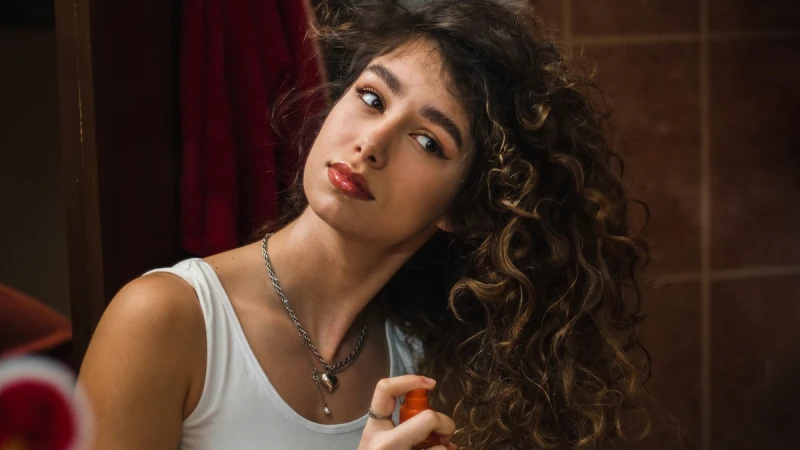 雨季別煩惱！髮型師傳授「這招」整髮妙招立即消除毛躁、自然捲