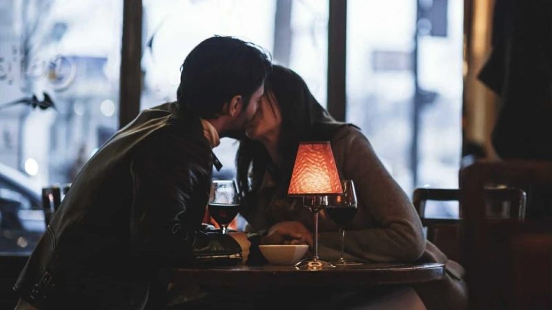 塔羅占卜｜身邊有人在偷偷暗戀或關注你嗎？他是誰？怎麼想的？