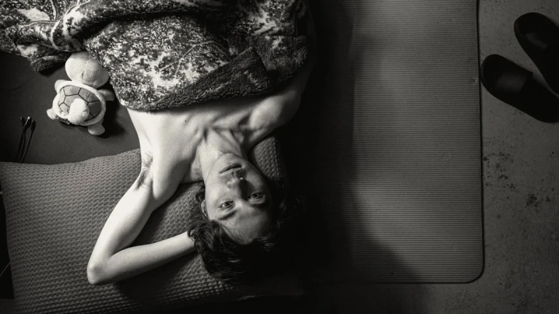 《眾生相》入圍金馬最佳劇情片!香港酷兒獨立電影5大重點:利用黑白視角呈現亂世中的親密與自我認同