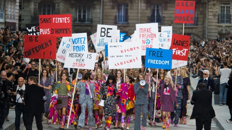 【2015巴黎時裝週】革命才是真時尚！Chanel站上街頭引領女性反叛潮流！