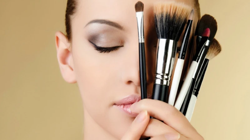 刷具怎麼用?Kevin、游絲棋5大彩妝師親授「刷具挑選全攻略」,眼影刷、粉底刷用法秒懂
