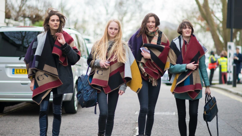 跟著安海瑟薇、Alexa Chung 買大衣！Burberry 冬季 2 大禦寒神級單品：雙排扣大衣 vs 拼接斗篷