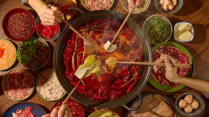 成都火鍋傳奇「馮校長老火鍋」1/3正式登臺！主打三輕三重哲學：復刻正統川味、招牌紅寶石鴨血、限量現切台灣牛必點推薦