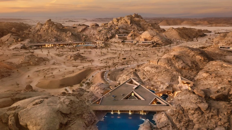 《沙丘》般的地景世界成為現實：「Desert Rock Resort」把整個度假村鑿進山脈，讓建築隱沒於沙漠地景
