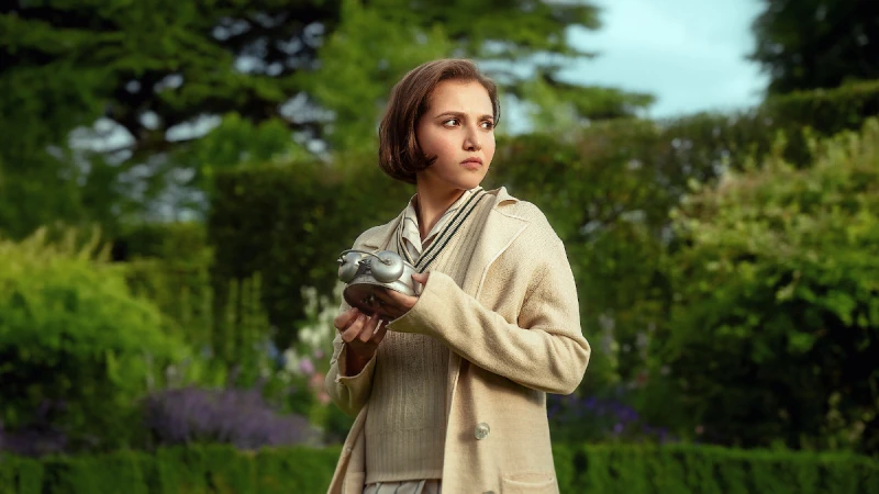 Netflix《阿嘉莎克莉絲蒂之七鐘面》：改編自推理名家作品，但最不符合原著之處，偏偏是最出色的優點