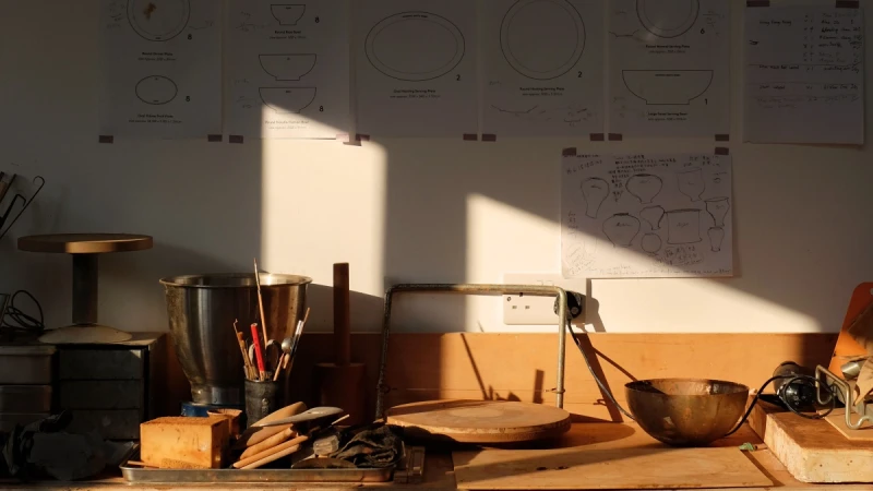 學會「放慢」是美好的過程：英國「HAMA Pottery」透過創作找回身份認同，將日常情感揉進溫潤的陶泥裡