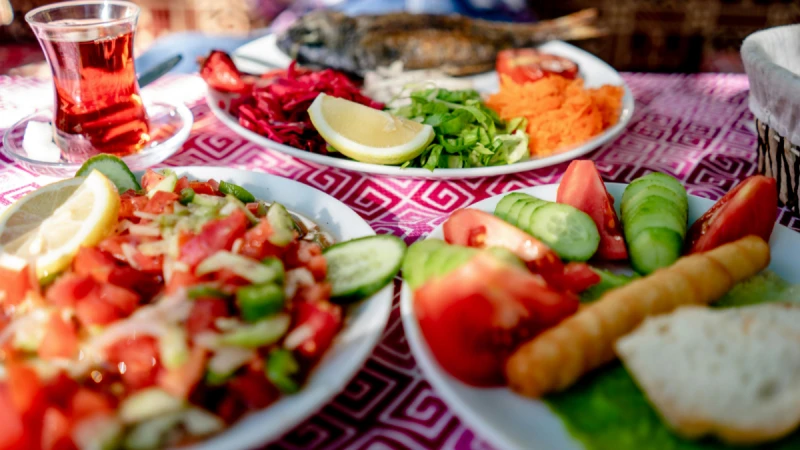 可鹹可甜還可養顏：鹽撒番茄加薑末/梅粉芭樂/醬油膏鳳梨食譜 台灣人最懂的水果餐 尤其女生愈吃愈美